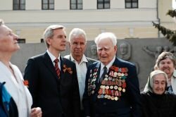 Вручение медалей «В честь 65-летия полного освобождения Ленинграда от фашистской блокады».